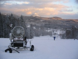 Vlek v Lyžařském areálu Polevsko. Pohled z horní stanice na Klíč. Zdroj: www.arealpolevsko.cz